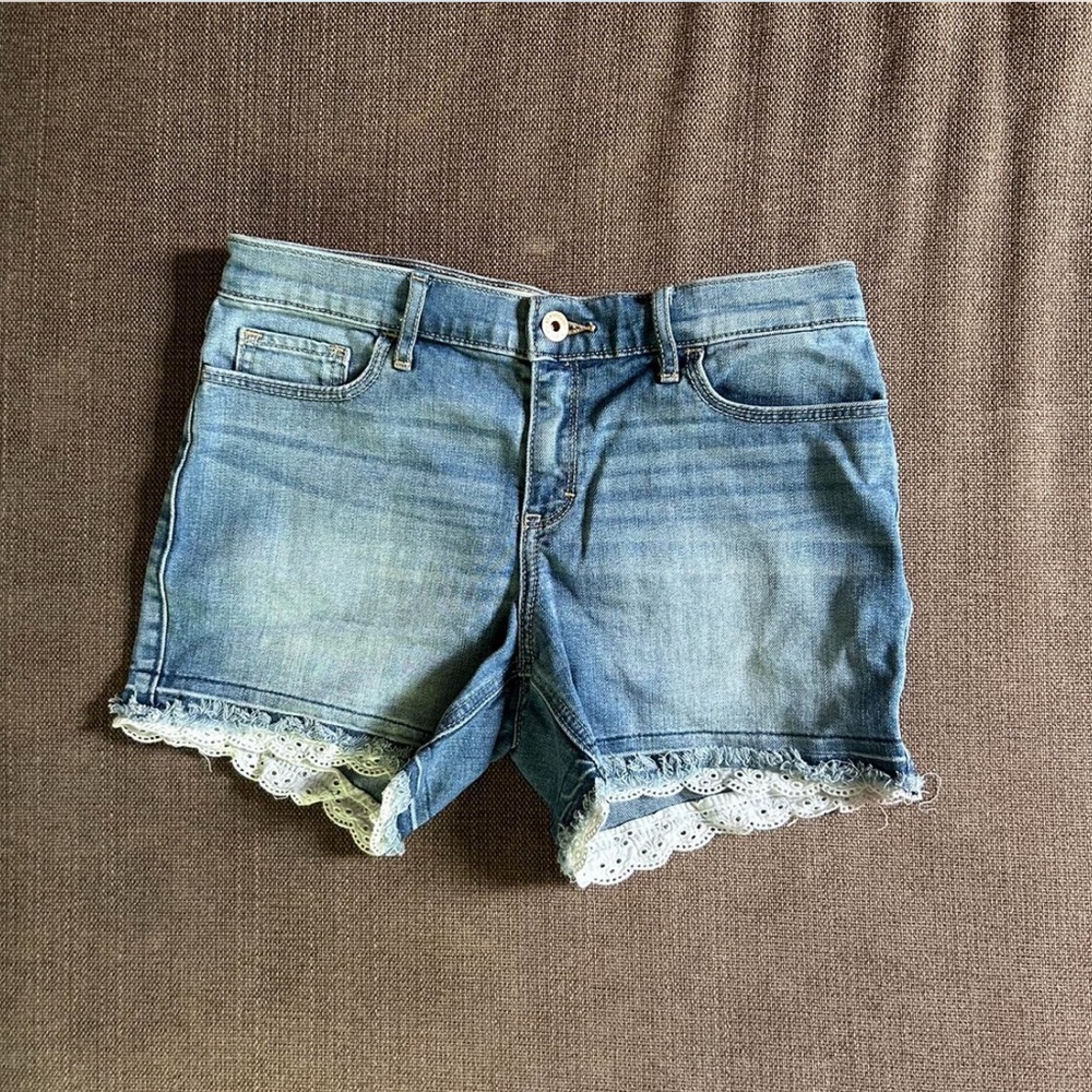 Super cute frilled Abercrombie Teen denim shorts!